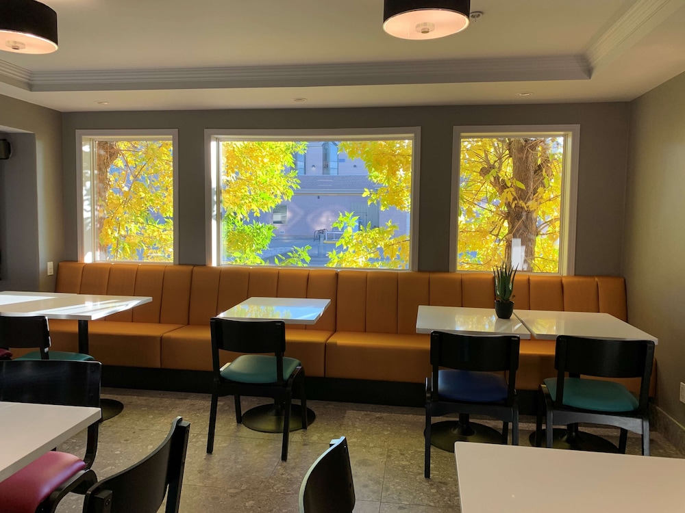 Best Western Plus West Edmonton 65/77