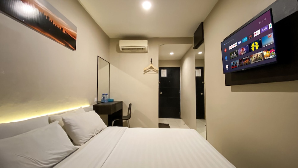 Standard, Single, 2 Double Beds