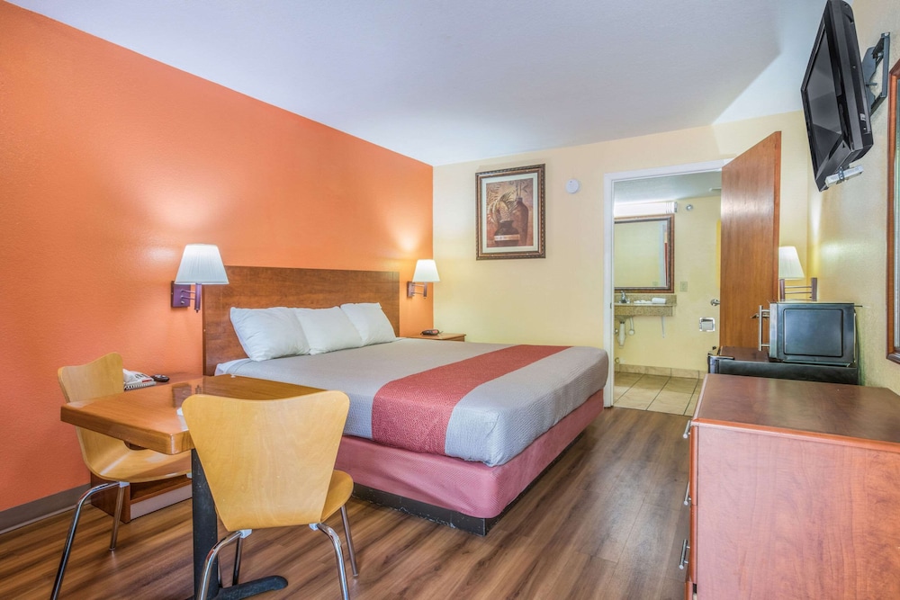 Rodeway Inn and Suites Macon 12/45