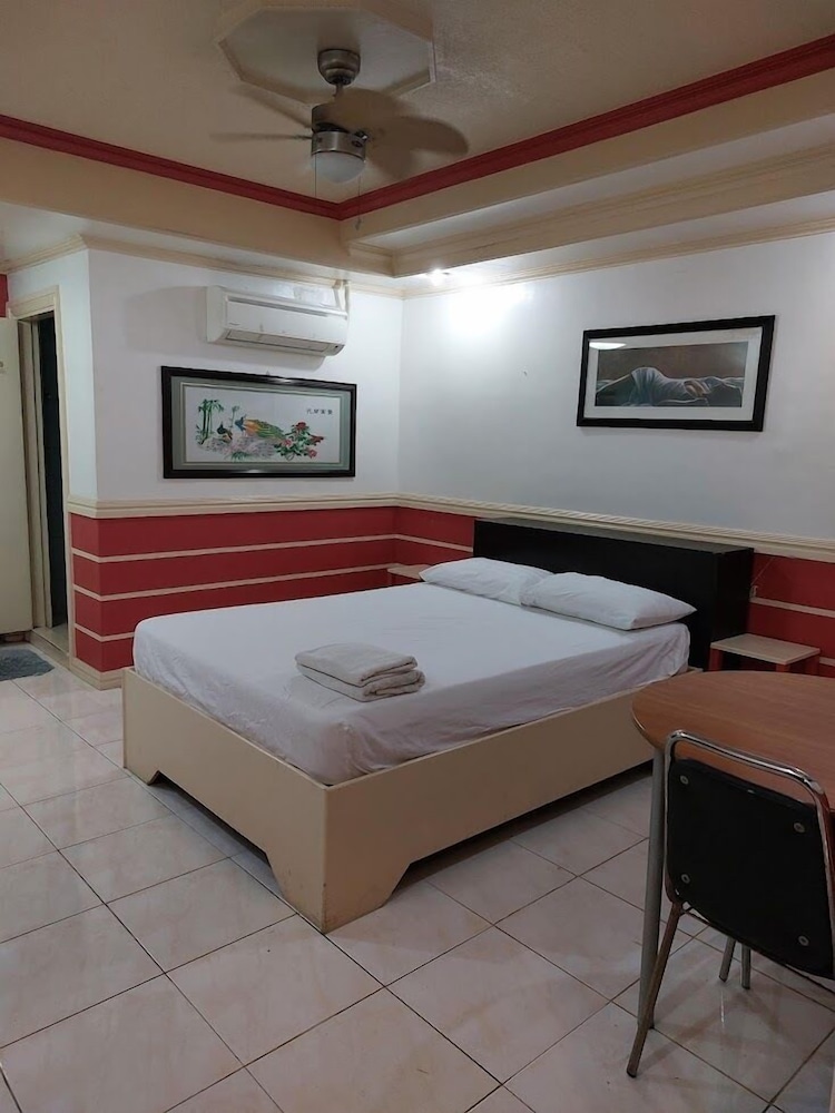 DELUXE, QUEEN BED