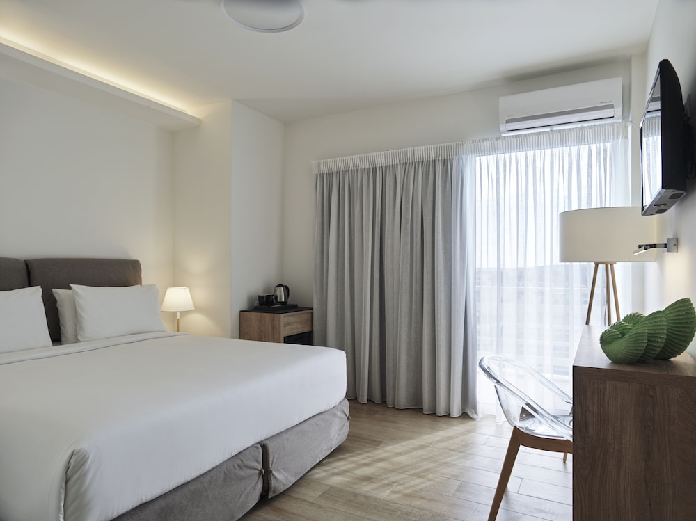 SUPERIOR, DOUBLE BED, PARTIAL SEA VIEW