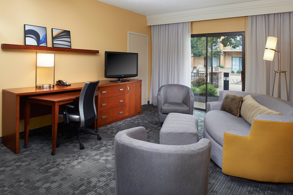 Courtyard by Marriott Kansas City Overland Park/Metcalf, South of College Boulevard 33/56