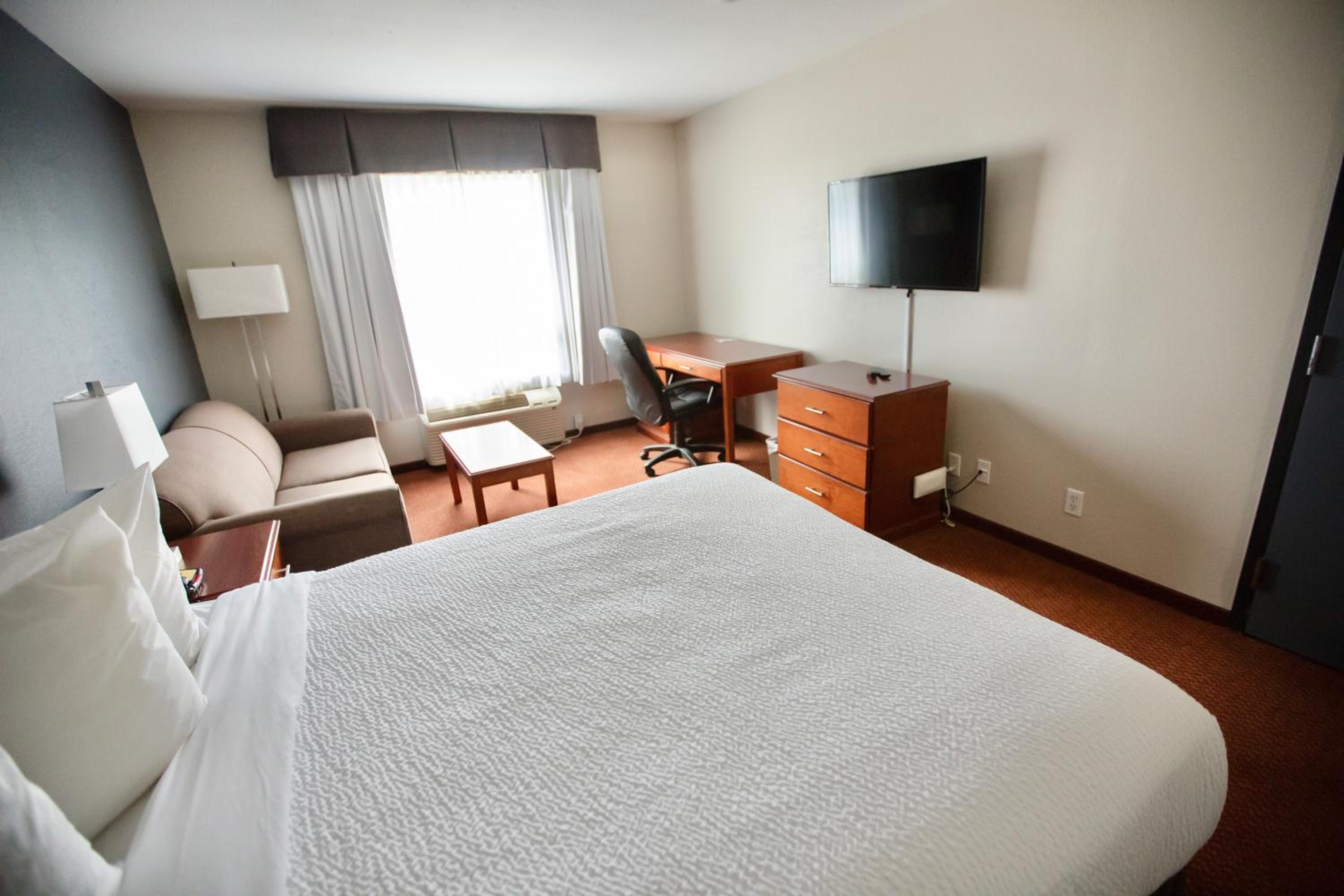 غرفة بزنس بسرير كينج وسرير كوين، Super 8 by Wyndham Whitecourt 5/7