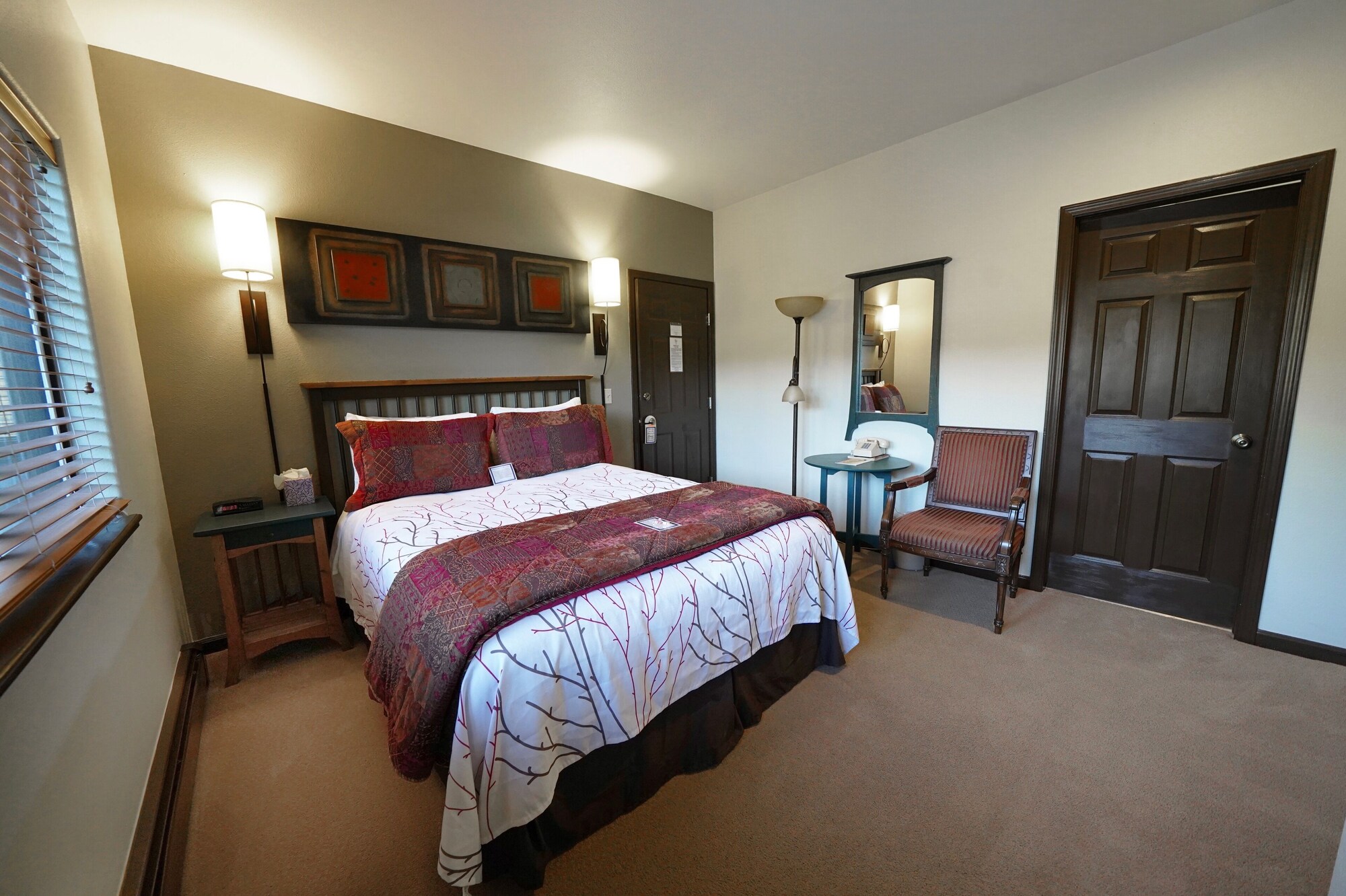 Standard, Queen Bed, Mountain Side