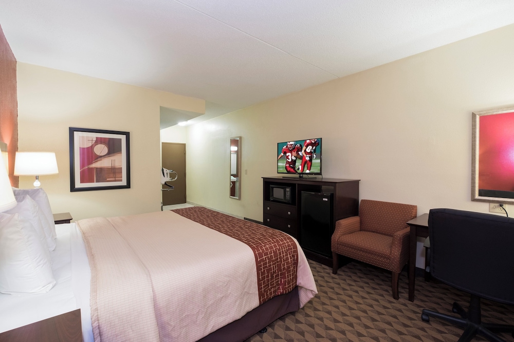Red Roof Inn and Suites Cincinnati North Mason 10/28