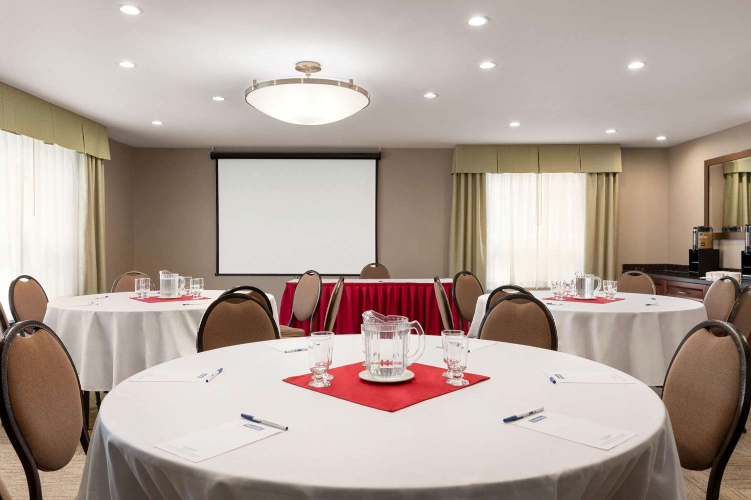 Travelodge by Wyndham Oshawa Whitby 15/18