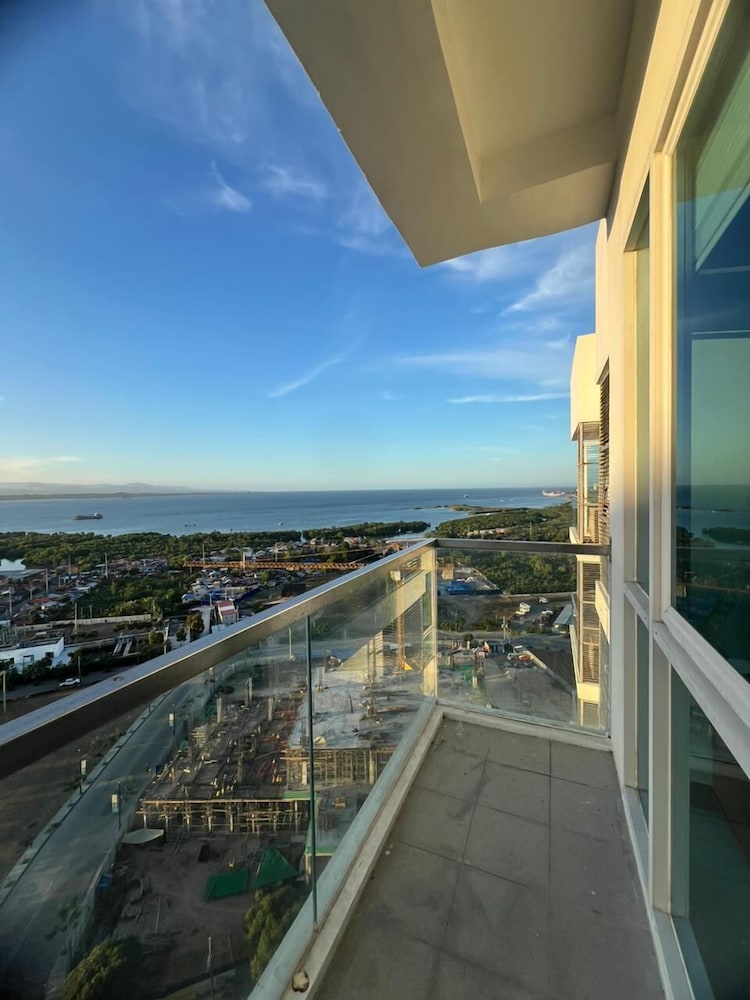 CSuites at 8 Newtown Residences 14/50