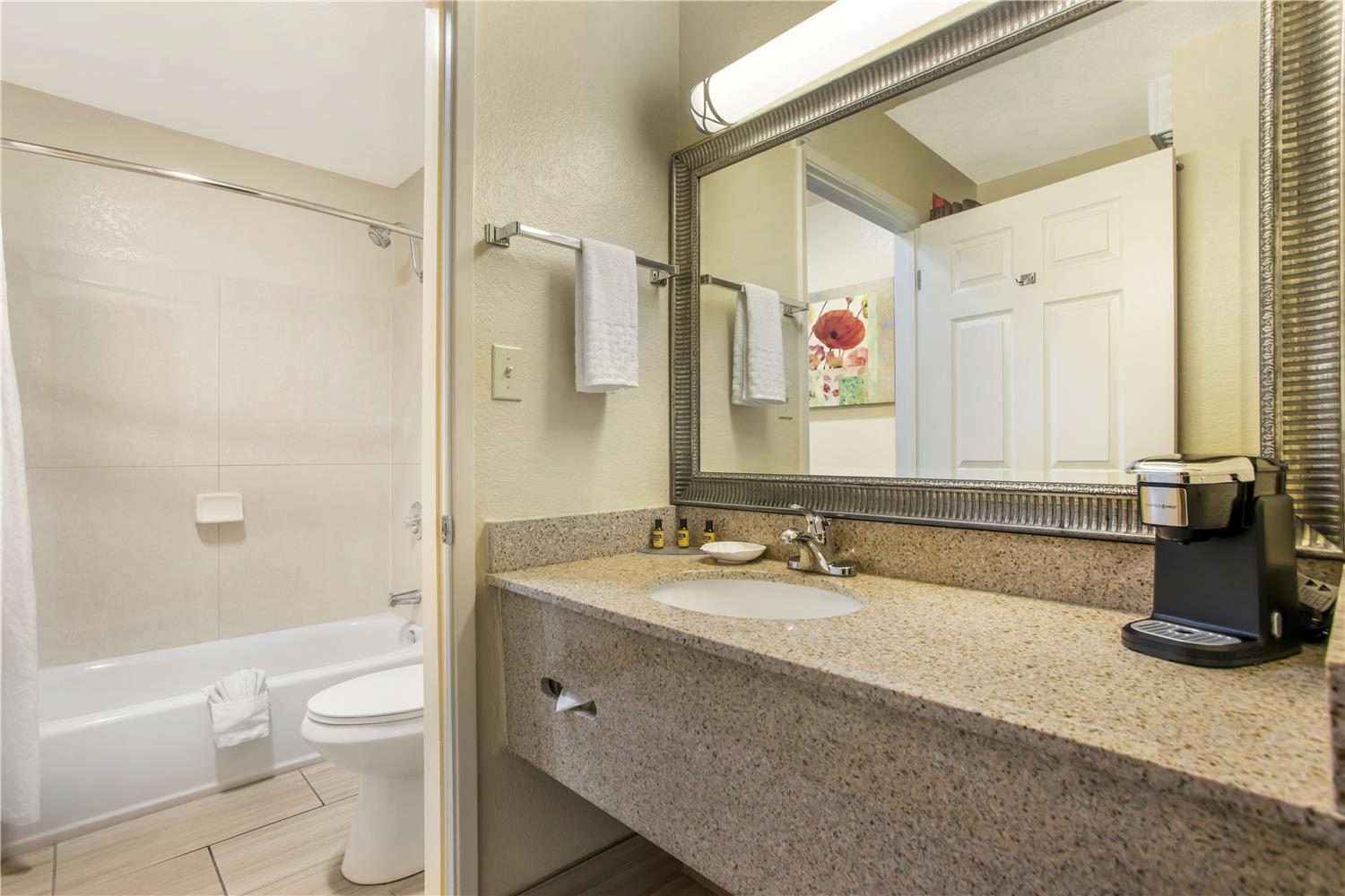 غرفة بسرير كينج يُسمح فيها بالحيوانات الأليفة، Best Western Plus Pleasanton Inn 7/8