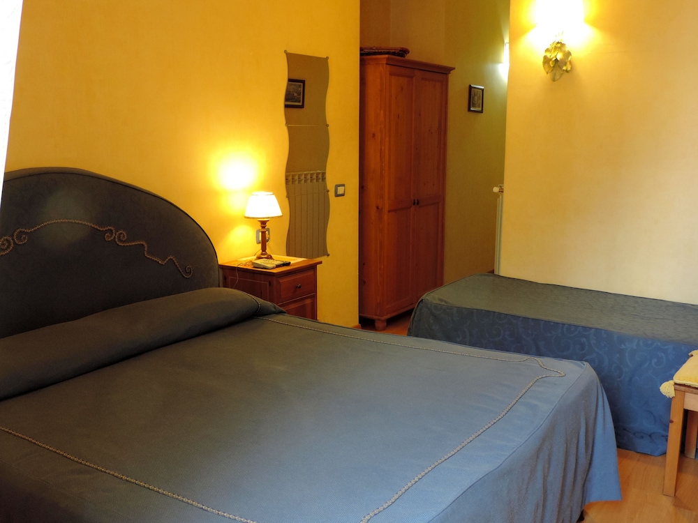 ROOM, TRIPLE, PRIVATE BATHROOM