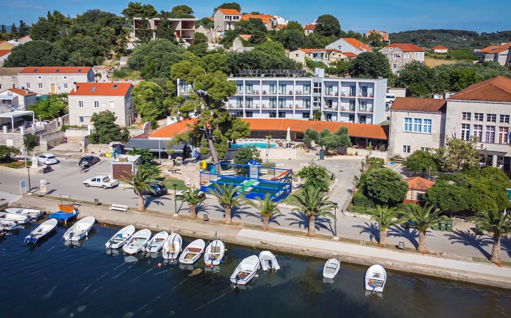 Hotel Lumbarda 61/63