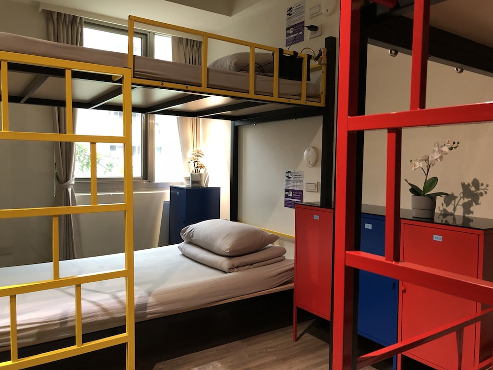 MIXED DORM, 8 BEDS