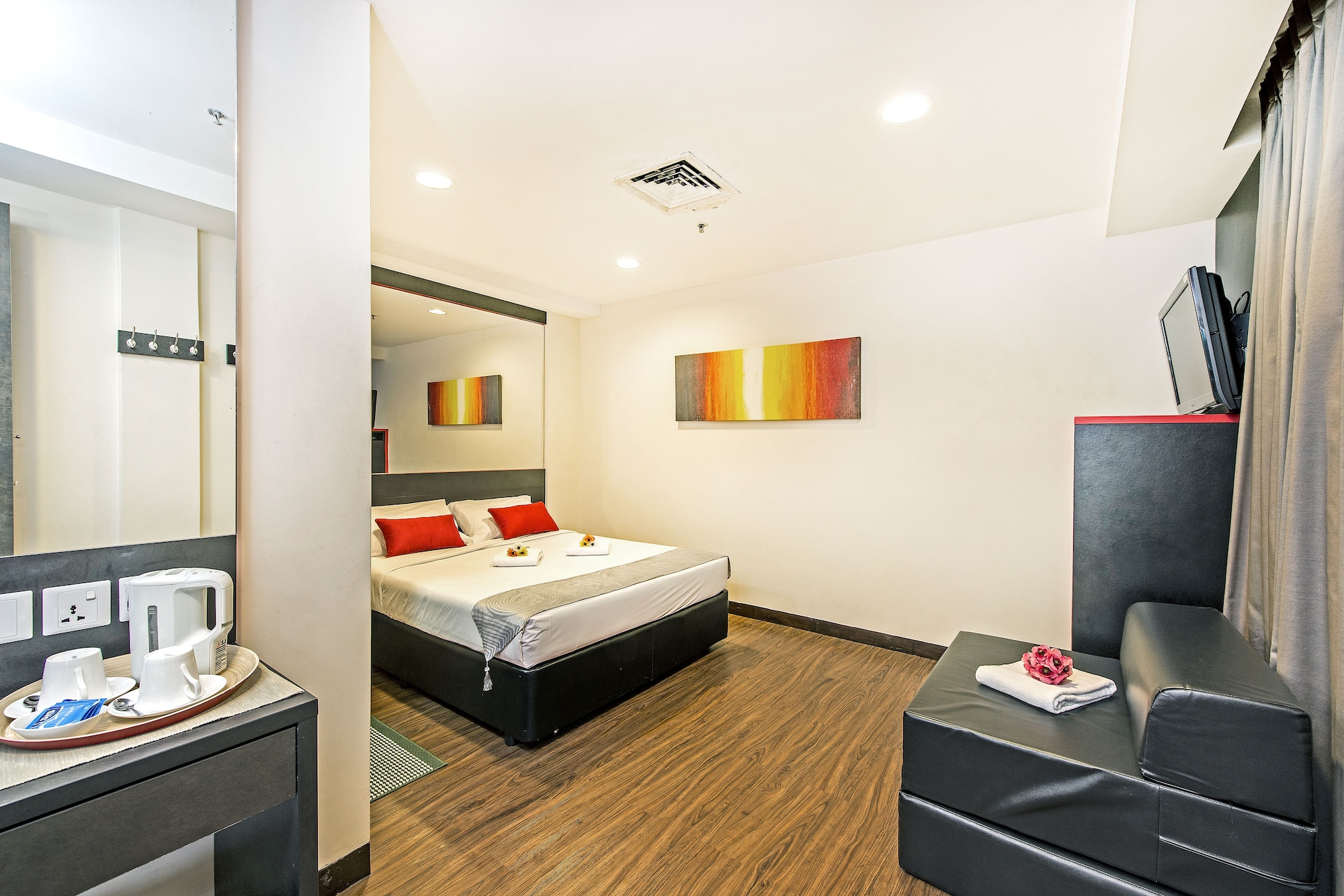 SUPERIOR, QUEEN BED, SOFA