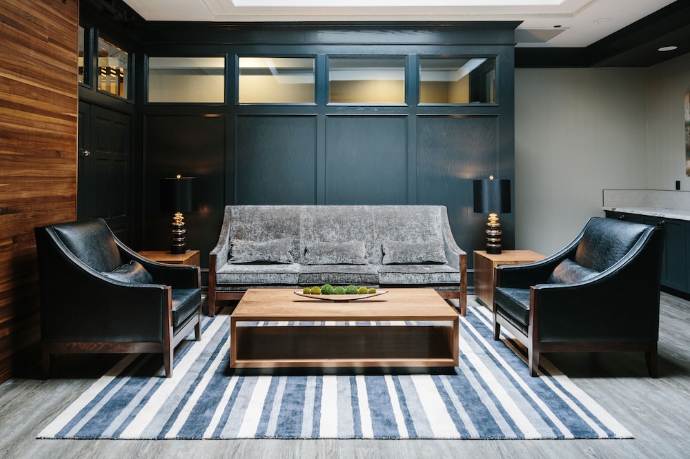 Elk Avenue Hotel 43/46