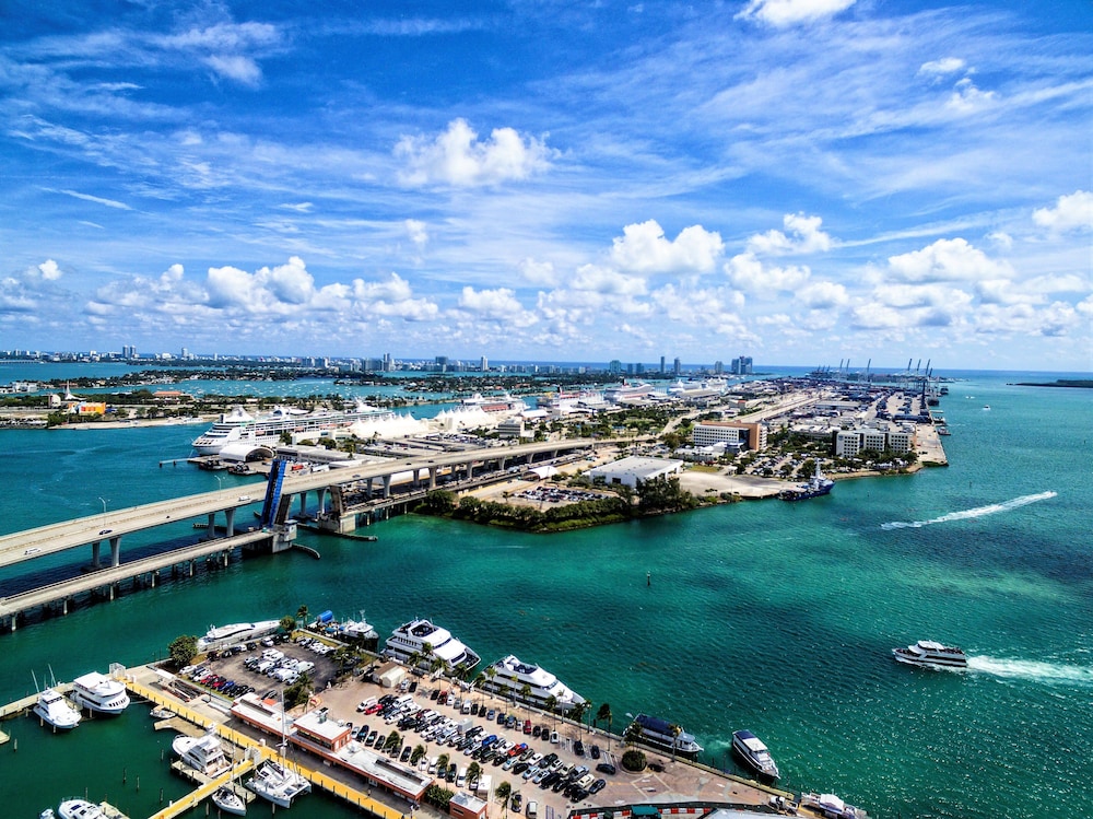 Holiday Inn Port of Miami Downtown Hotel 67/73