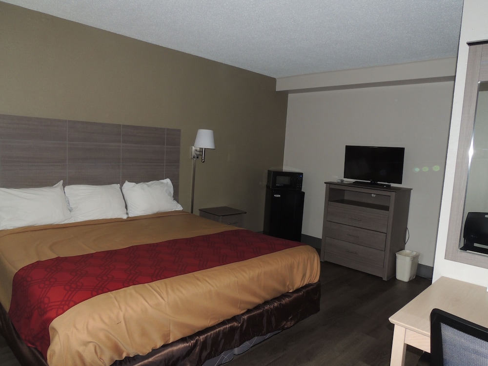 Econo Lodge Dewitt I-90 15/33