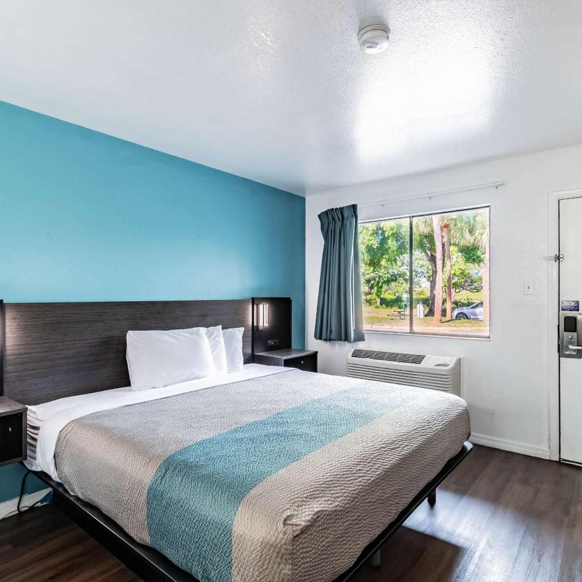 غرفة بسرير كينج لذوي الإعاقة، Motel6 Tampa, FL 7/10