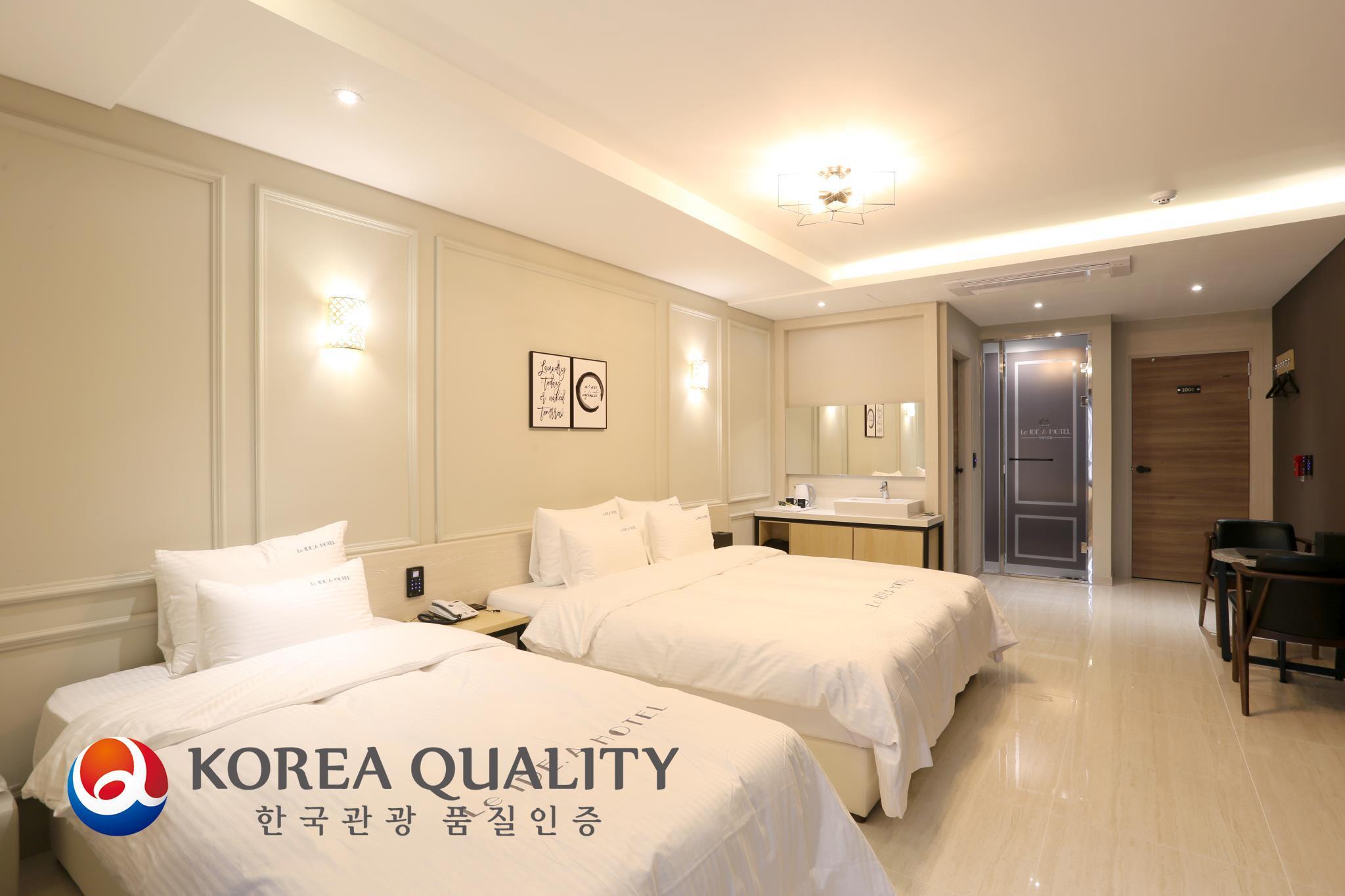 Room, Quadruple