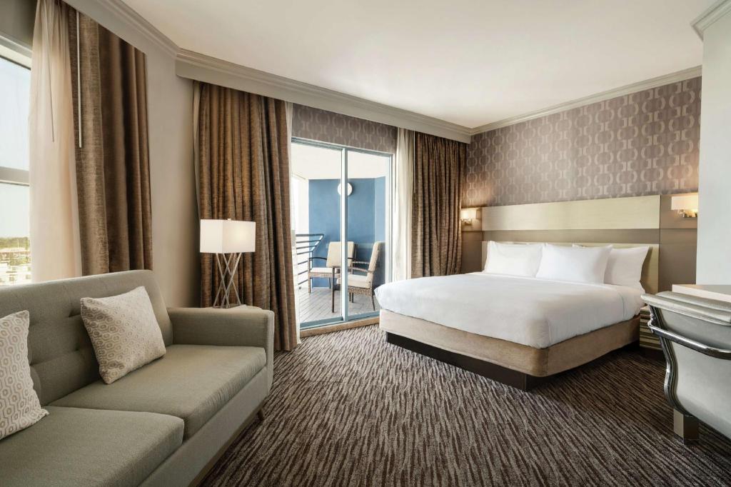1 BEDROOM, SUITE, KING BED, BALCONY, CORNER