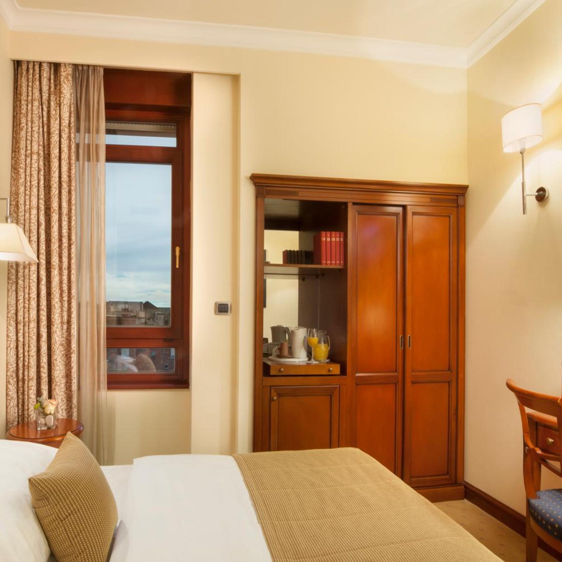 غرفة مفردة بسرير كوين، Best Western Premier Hotel Astoria 4/10