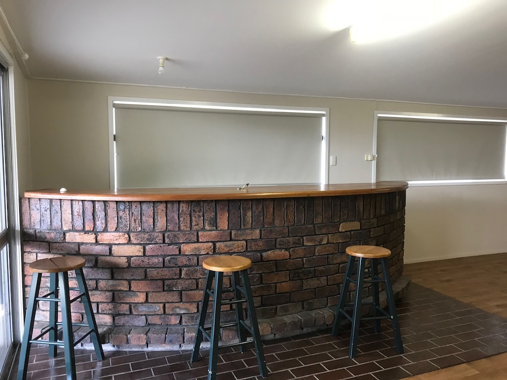O'SHEA'S ROYAL HOTEL 50/56