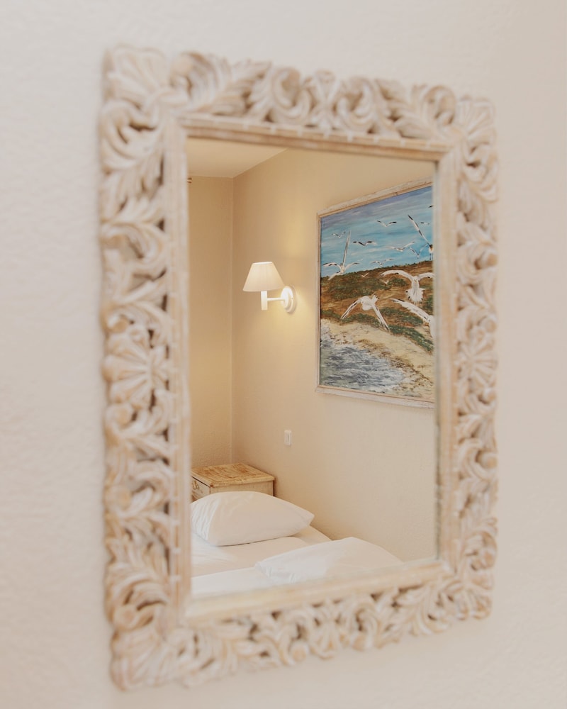 Coq Hotel 4/50