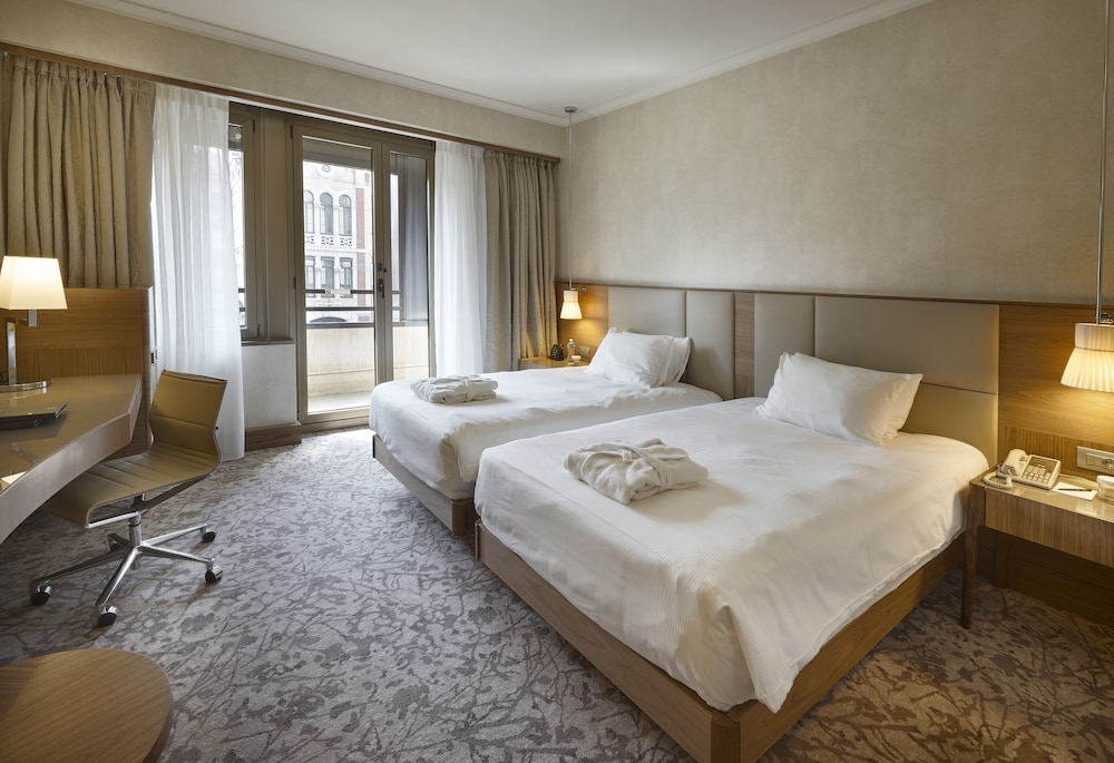 EXECUTIVE, TWIN BEDS, CLUB LOUNGE ACCESS