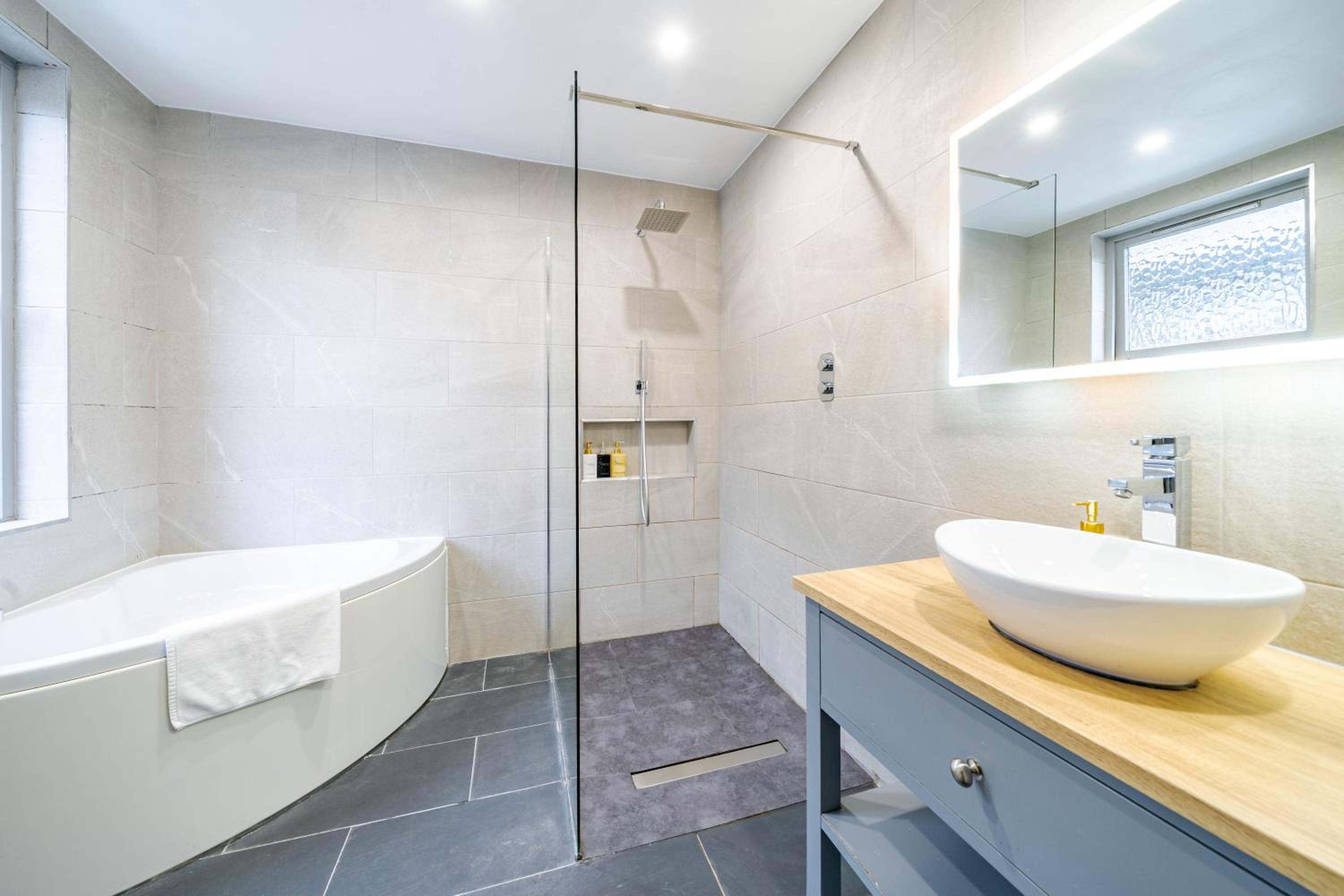 Waterhead Rooms & Suites - Parking and Light Breakfast 34/43