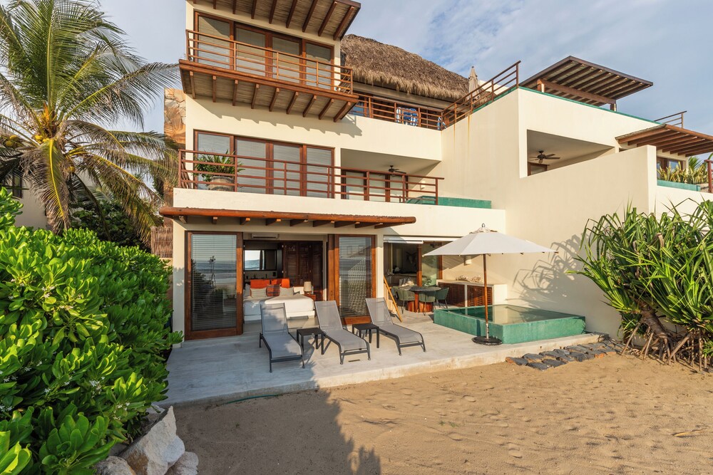 Marea Beachfront Villas 5/50