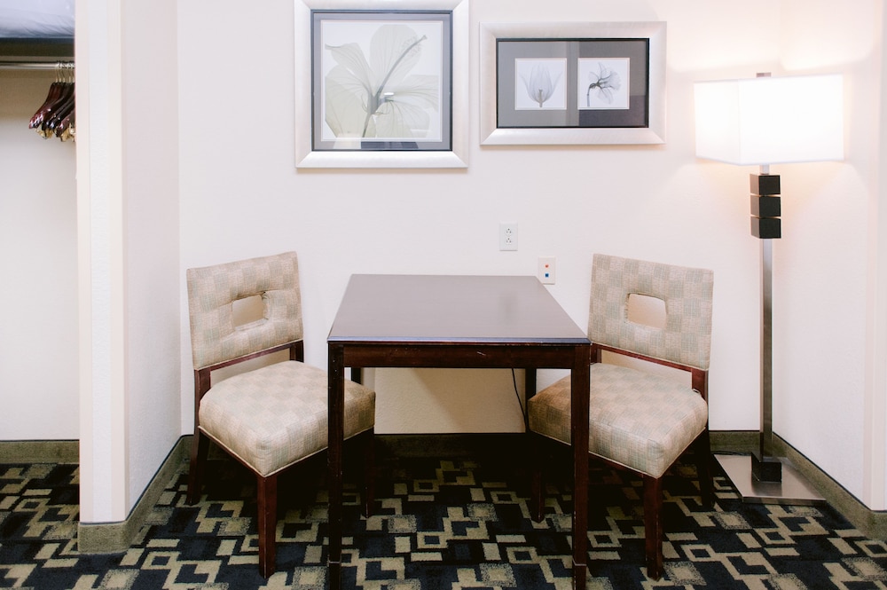 Holiday Inn Express Hotel and Suites Raleigh Sw Nc State 42/80