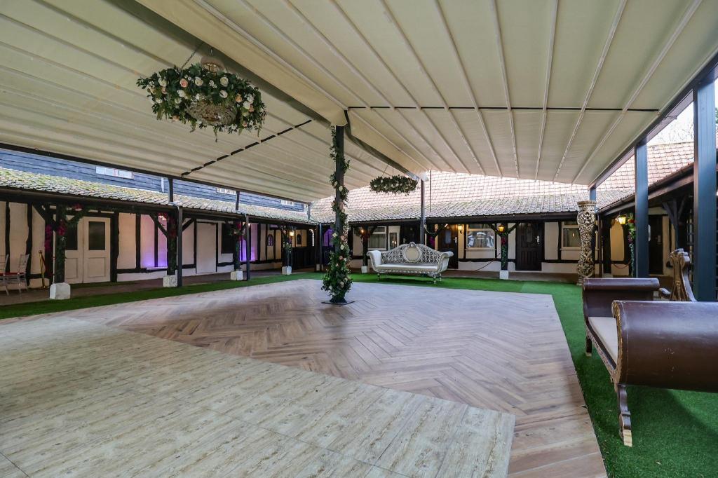 Lobby at OYO Tudor Oaks Lodge Stevenage North, BALDOCK
