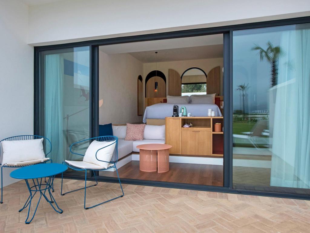 So Studio, King Bed, Living Area، SO/Sotogrande Spa & Golf Resort Hotel 6/6