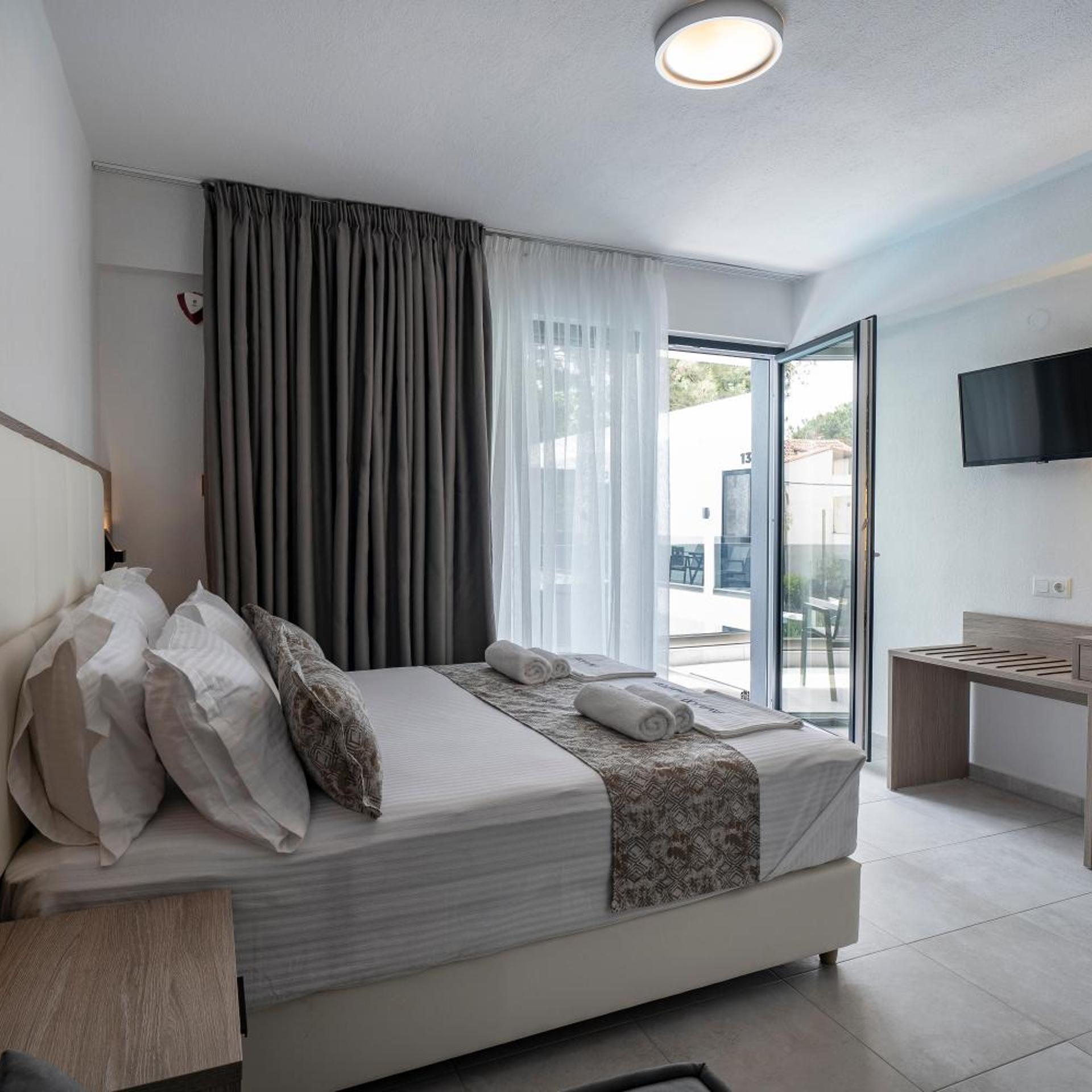 Deluxe, Double Bed, Lateral Side Sea View