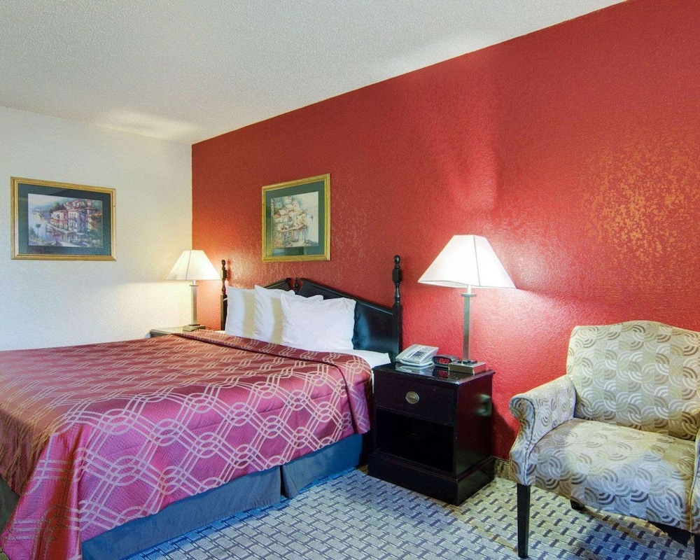 Econo Lodge Pine Bluff AR 18/35