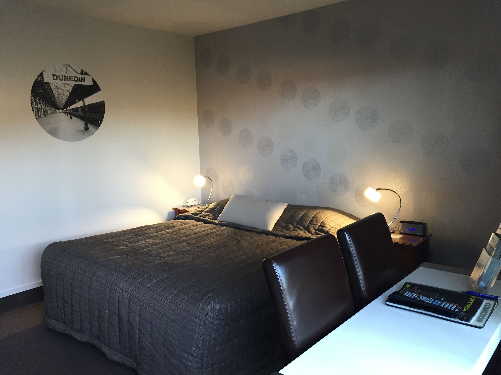 استوديو، Commodore Motels 4/5