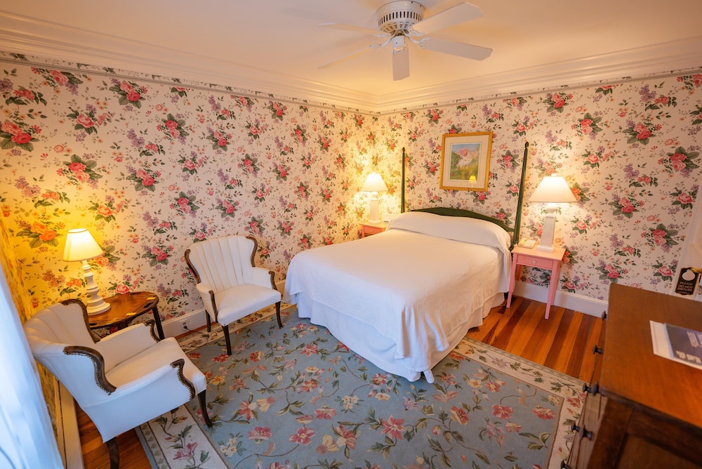 Garden, Queen Bed، The Colony Hotel 7/10