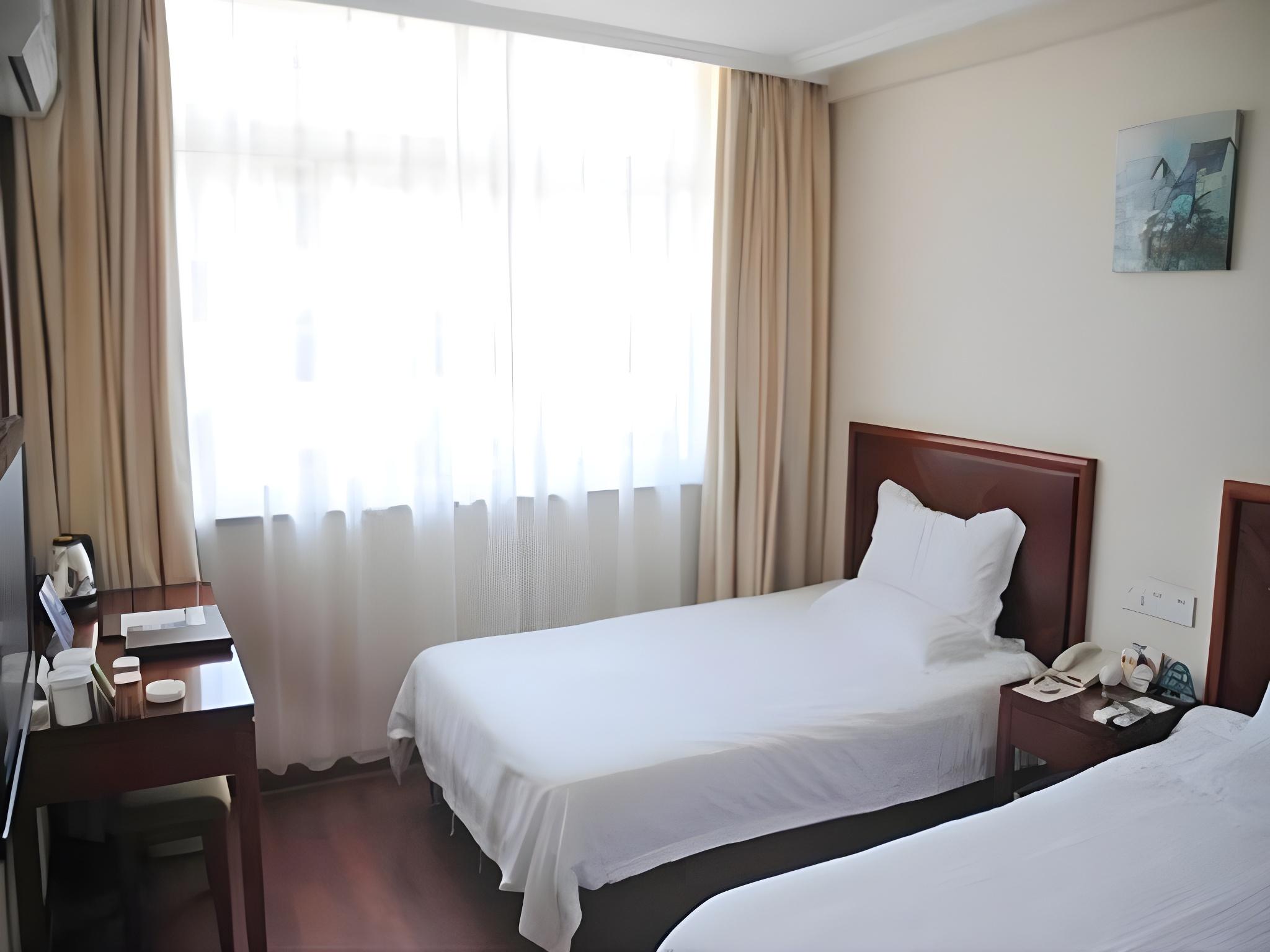 ROOM, TWIN BEDS