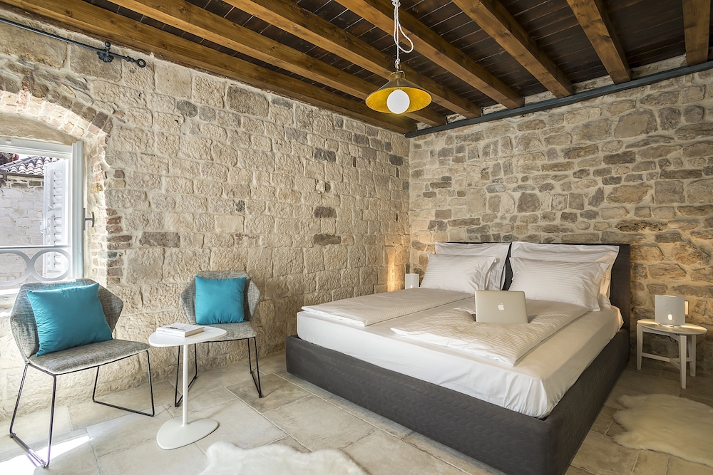 DELUXE, DOUBLE BED, CITY VIEW
