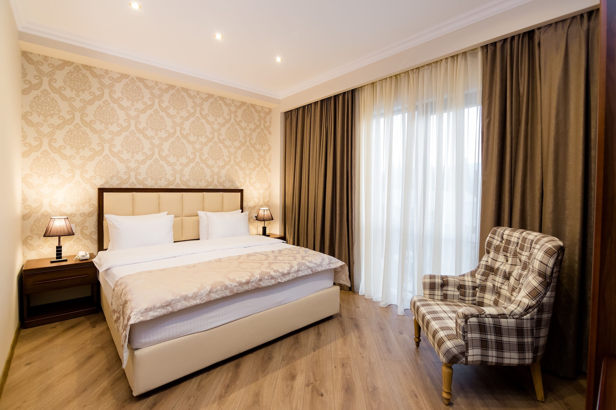 DELUXE, DOUBLE BED