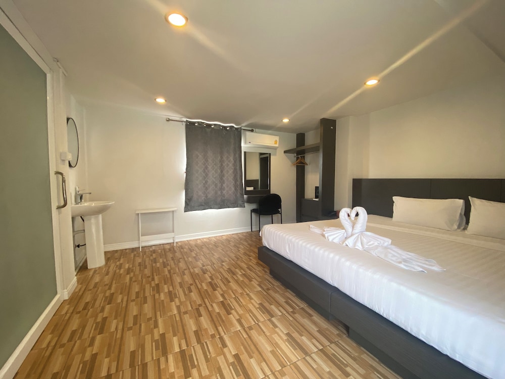 Classic, King Bed, Pool Access