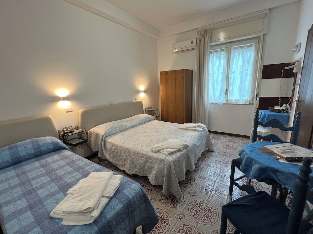 ROOM, DOUBLE OR TWIN BED, CITY VIEW