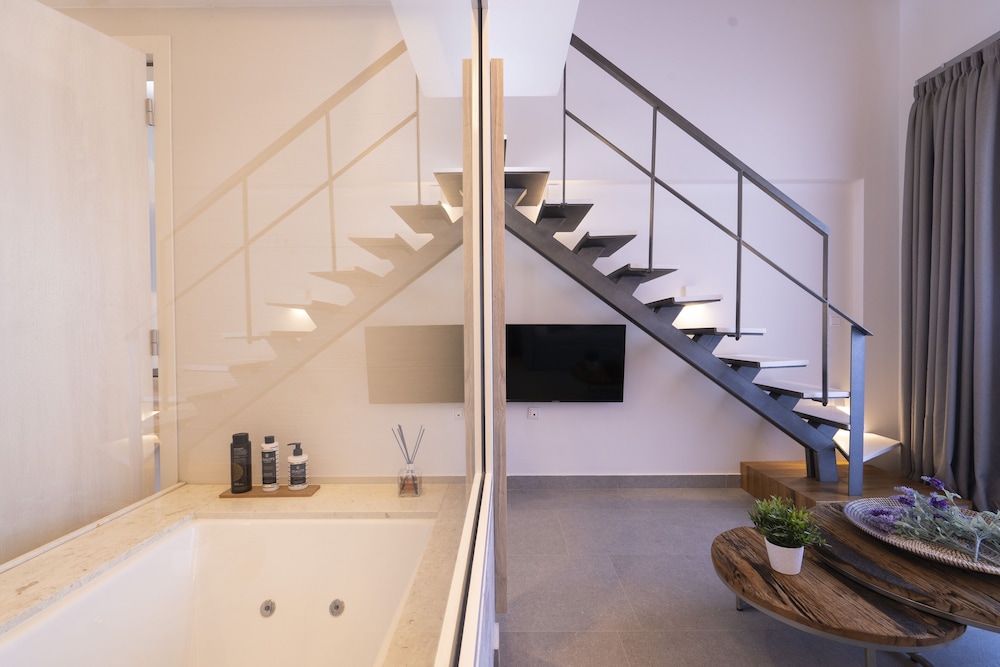 Mirablue Deluxe Residences 6/50