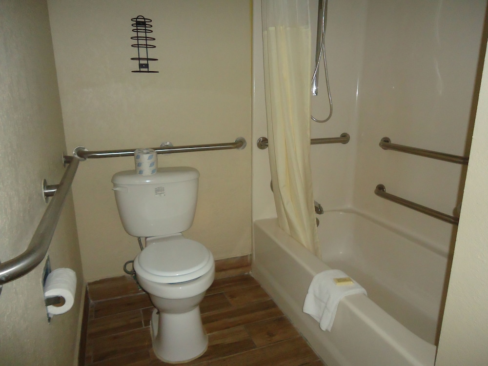 Econo Lodge 13/37
