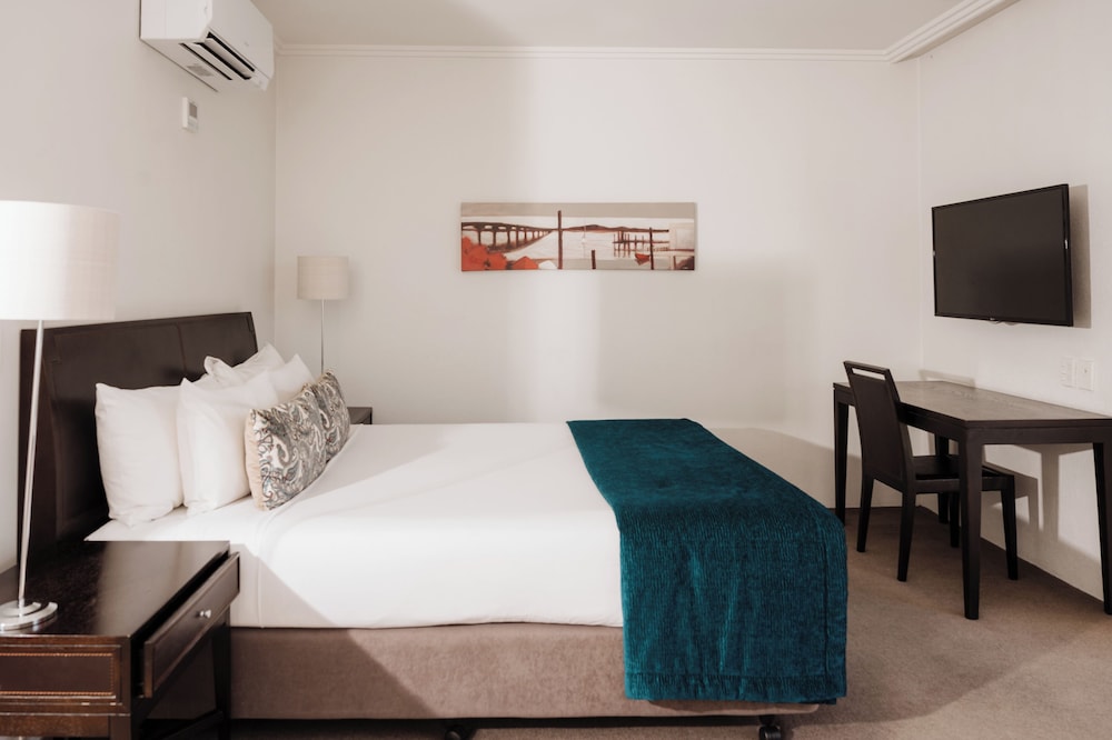 Room, King Bed, Pool View