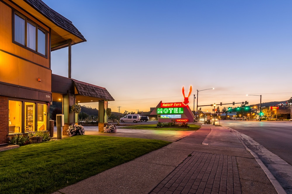 Rabbit Ears Motel 44/49