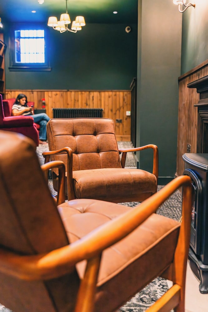 CoDE Pod Hostels THE CoURT 33/49