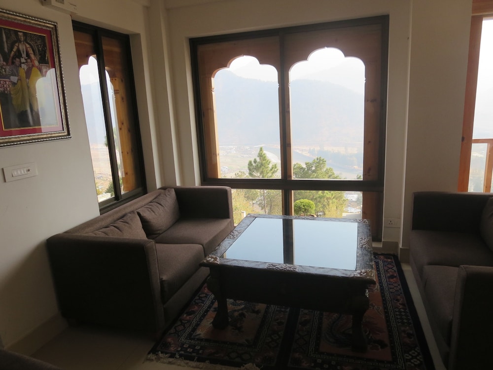 ZHINGKHAM RESORT 18/30