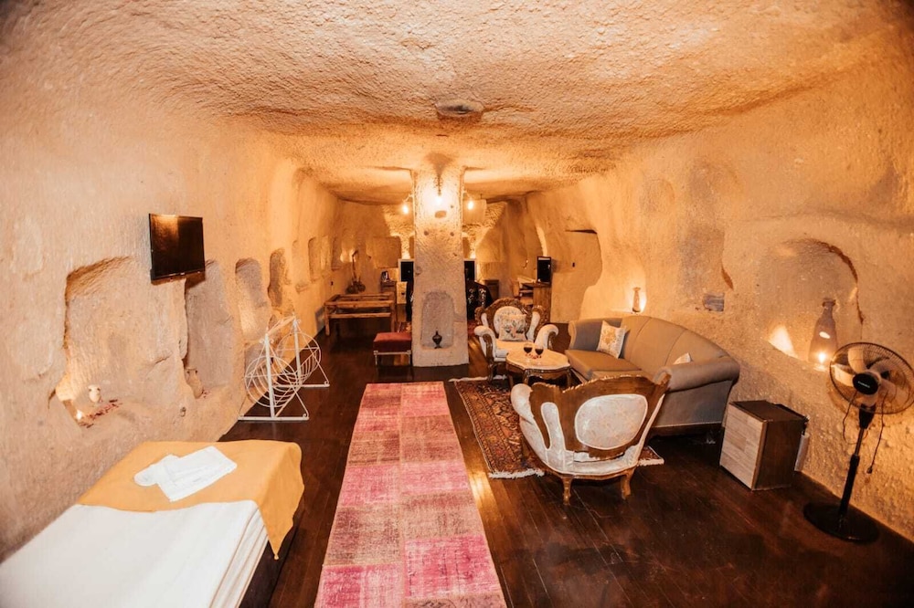 Amor Cave House 41/50