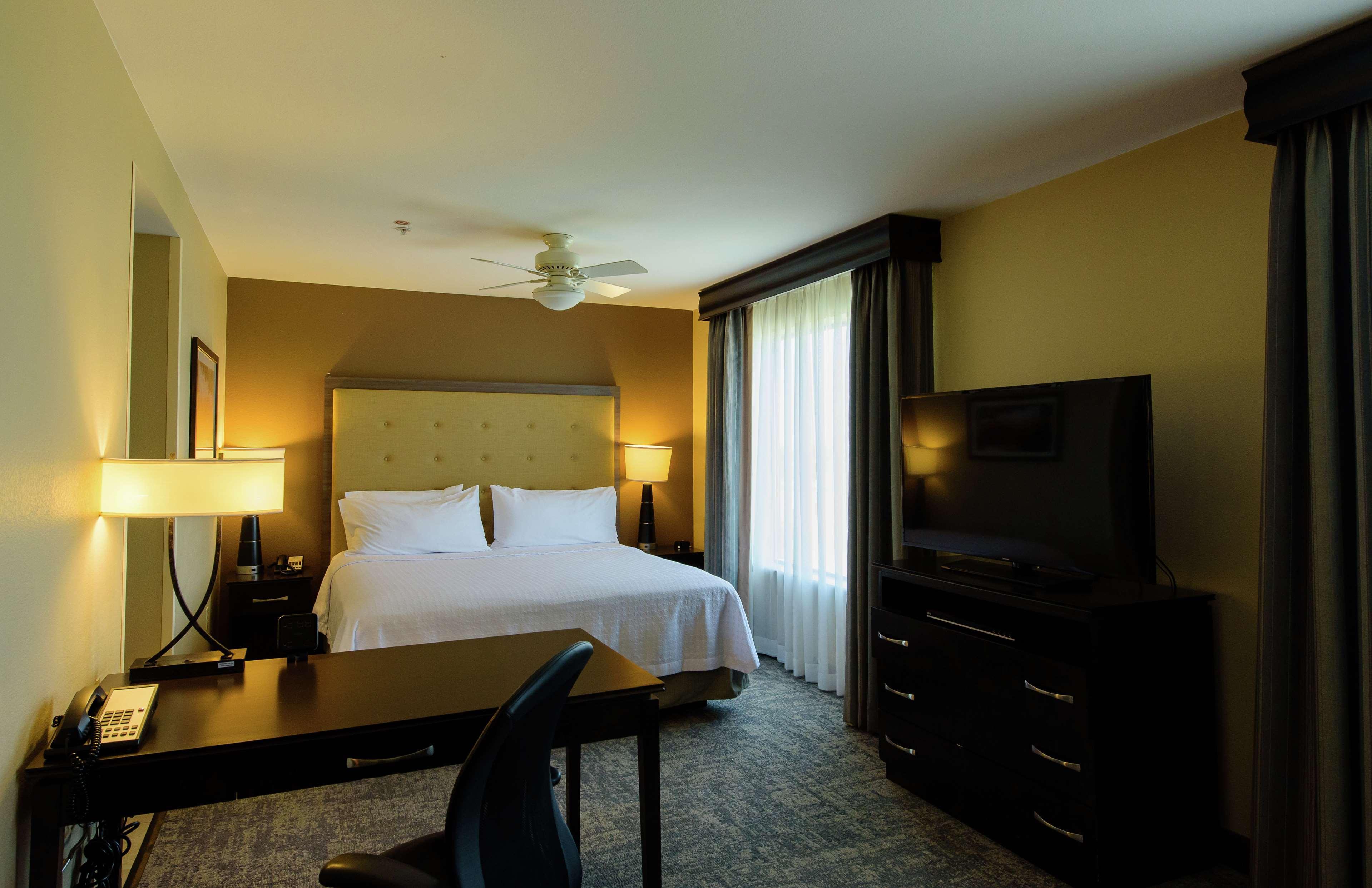 2 Bedrooms, Suite, King Bed, 2 Queen Beds, 2 Bathrooms
