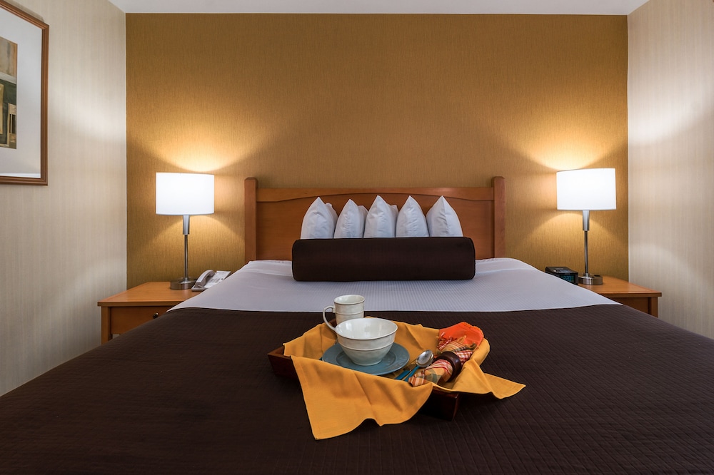 Ramada By Wyndham Costa Mesa/Newport Beach 18/38
