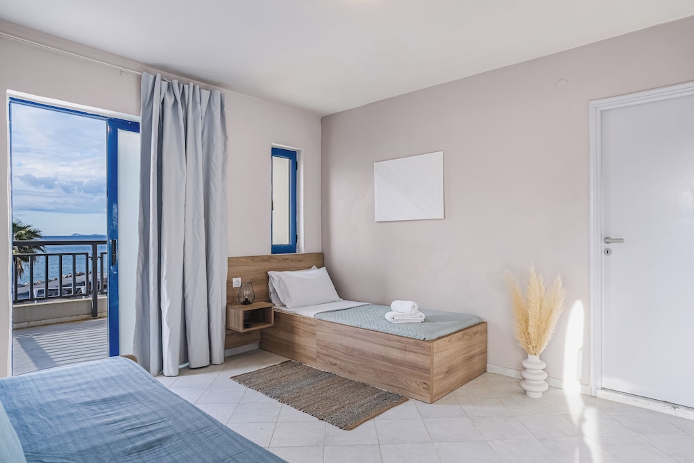 Yria Beach Hotel 24/61